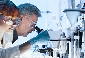 Two labo officers in a laboratory